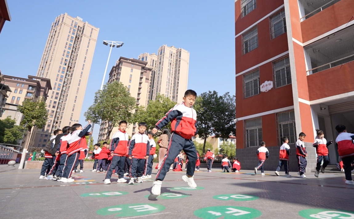 市實(shí)驗(yàn)小學(xué)首發(fā)地面游戲助力學(xué)生全面發(fā)展